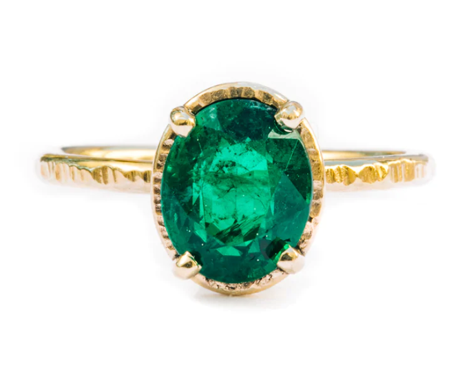 Oval Emerald and Diamond Ring in Yellow Gold | KLENOTA